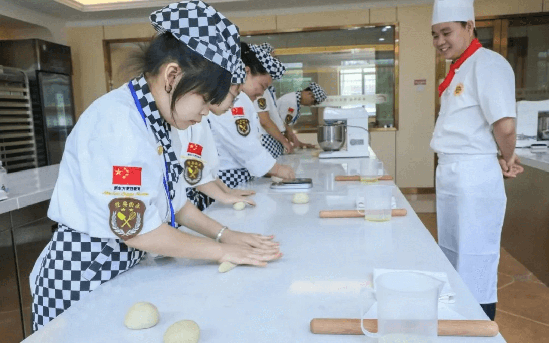 不负美食，不负青春，来赣州新东方体验满满的幸福感