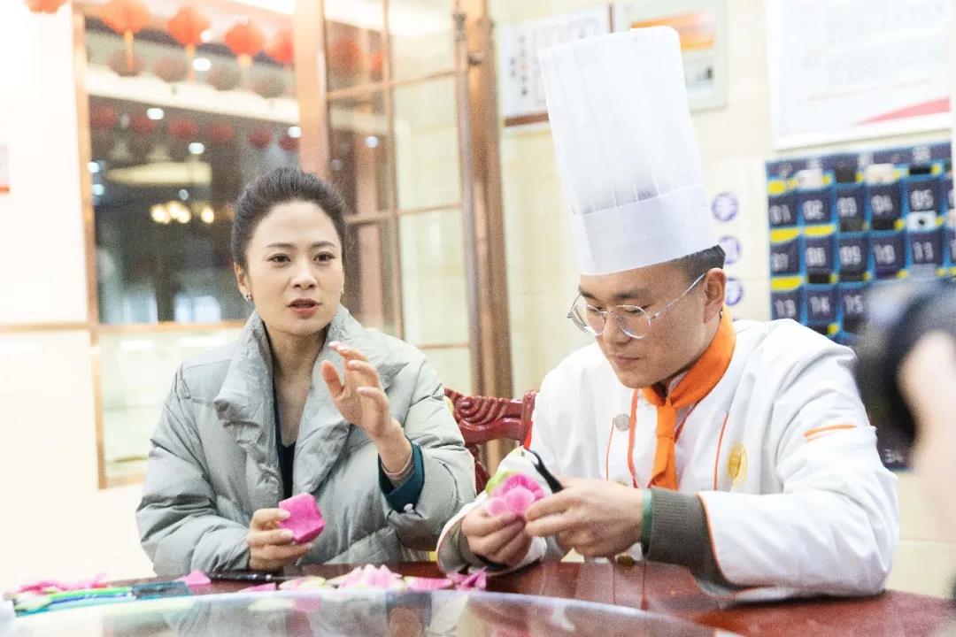 央视《厨王争霸》主持人频频点赞新东方烹饪教育学子，食雕花实力抢镜！