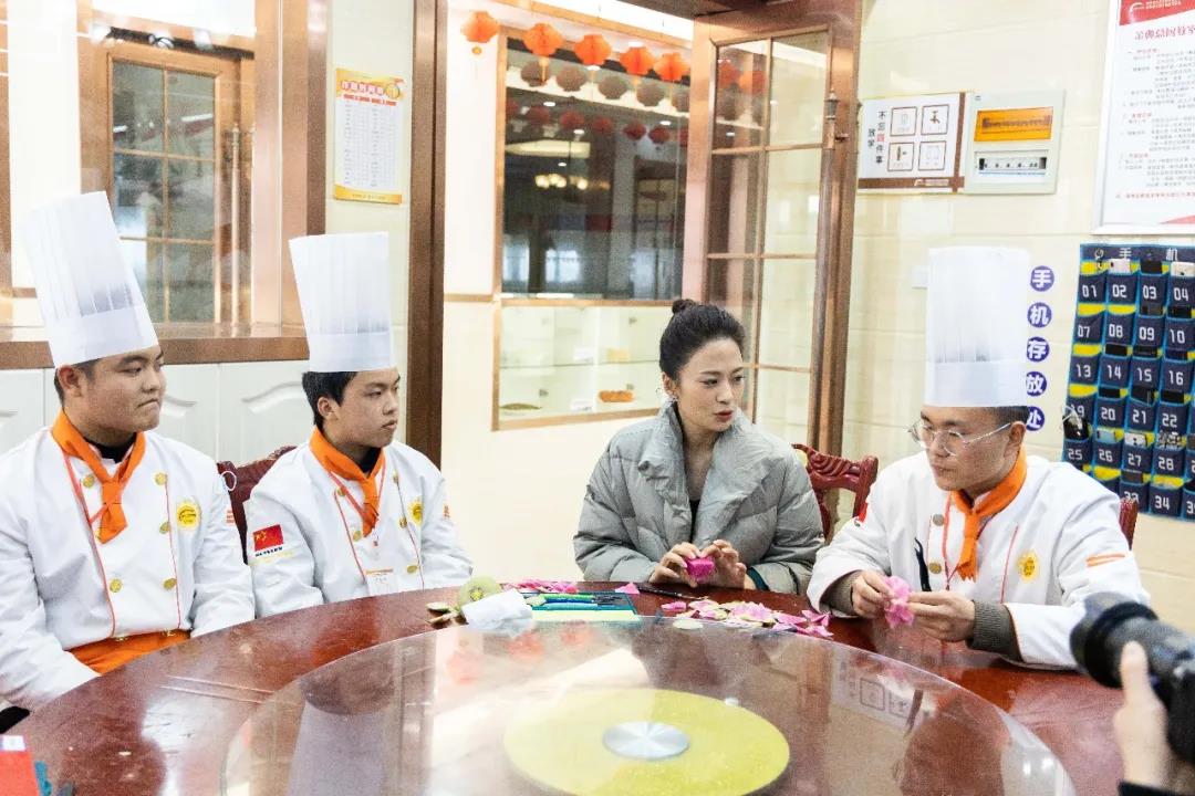 央视《厨王争霸》主持人频频点赞新东方烹饪教育学子，食雕花实力抢镜！