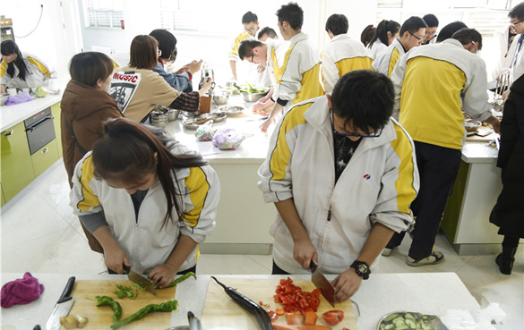 青海师大附中把厨艺课堂正式纳入学生课程