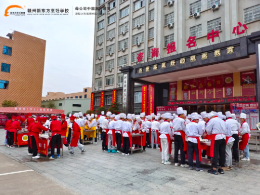 同学们热闹包汤圆，欢喜闹元宵！赣州新东方祝大家阖家欢乐！