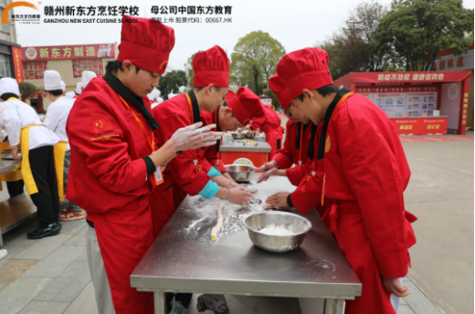 同学们热闹包汤圆，欢喜闹元宵！赣州新东方祝大家阖家欢乐！