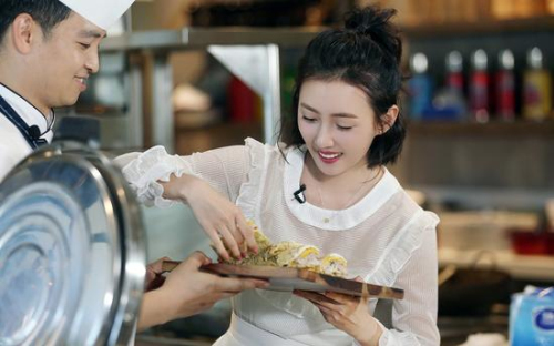 张墨锡做客美食节目《美颜美食+》做煎饼