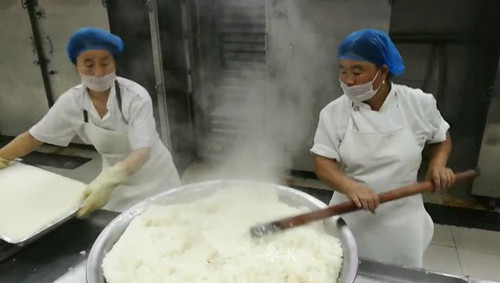 济南中小学统一配餐 厨师长亲尝每道菜把关