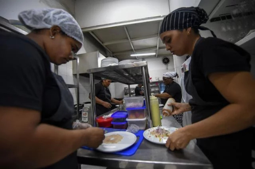 哥伦比亚女子监狱开餐厅 食客纷纷慕名而来